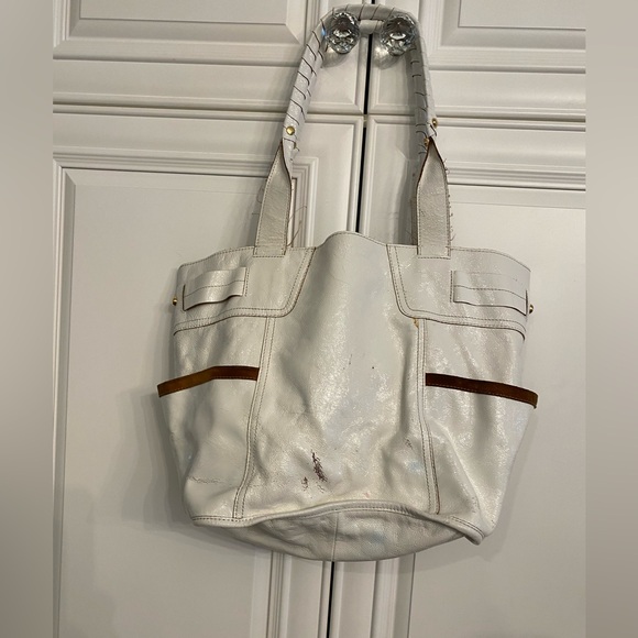 B. MAKOWSKI LARGE WHITE LEATHER AND SUEDE SHOULDER BAG WITH DUAL TOP HANDLES - Picture 2 of 12
